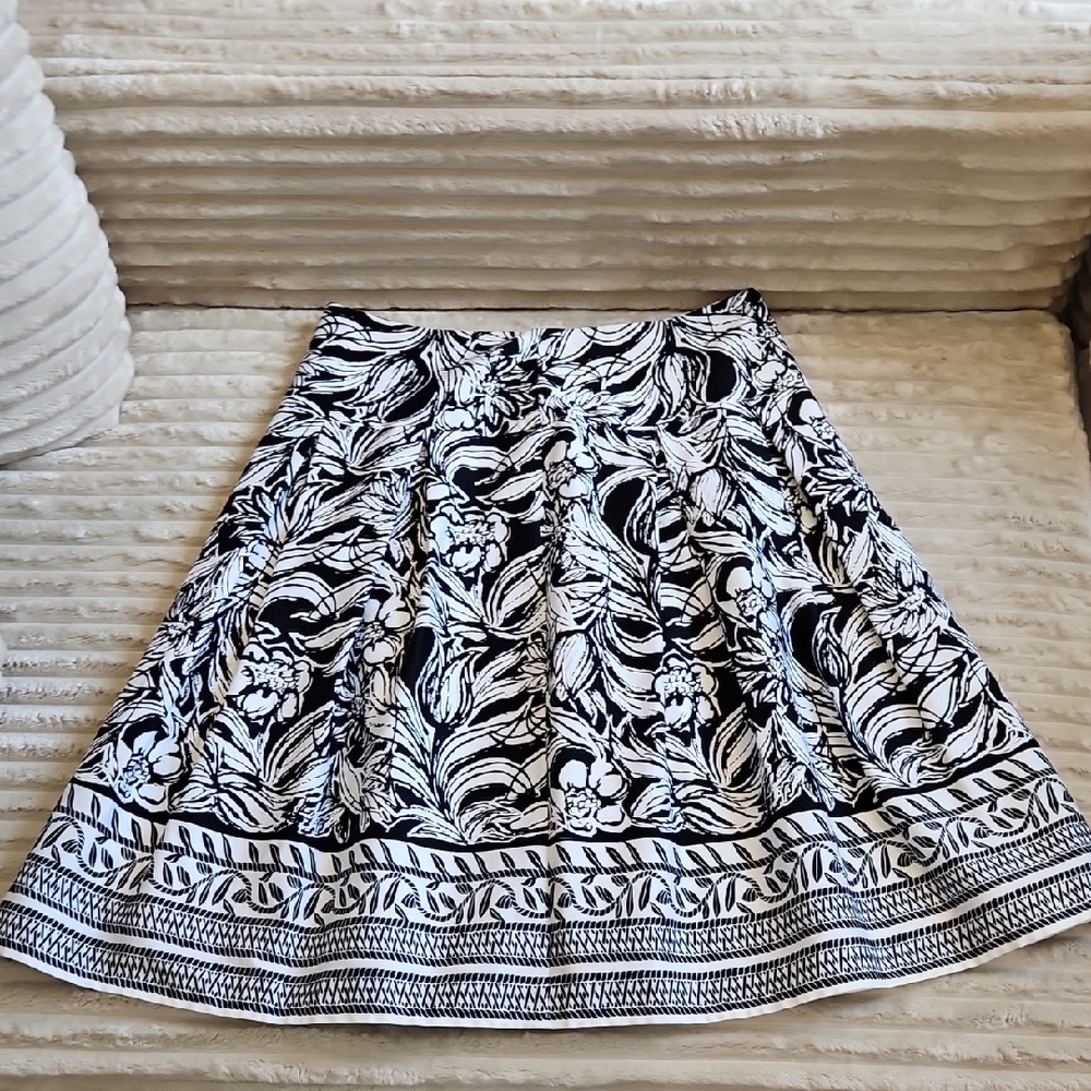 White House Black Market Pleated SKIRT SIZE 8